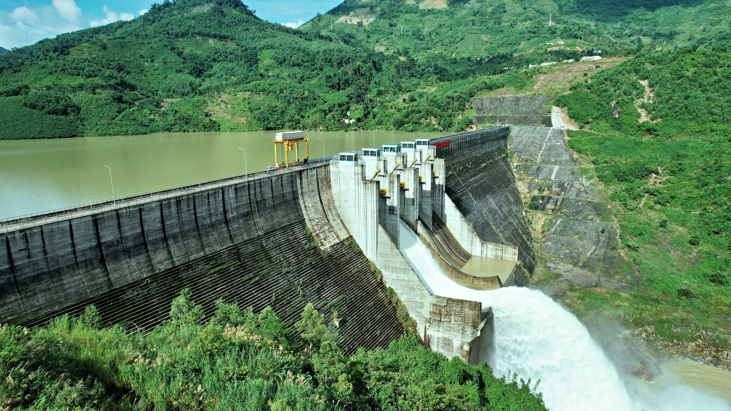 Đập tràn nhà máy thủy điện Đakđrinh xả lũ