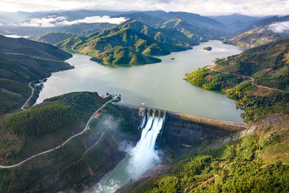 Toàn cảnh đập và hồ chứa thủy điện Đakđrinh nhìn từ trên cao